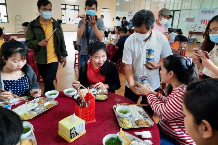 Cận cảnh 30' phục vụ quán cơm, ông Đoàn Ngọc Hải được trả "lương khủng" - 9