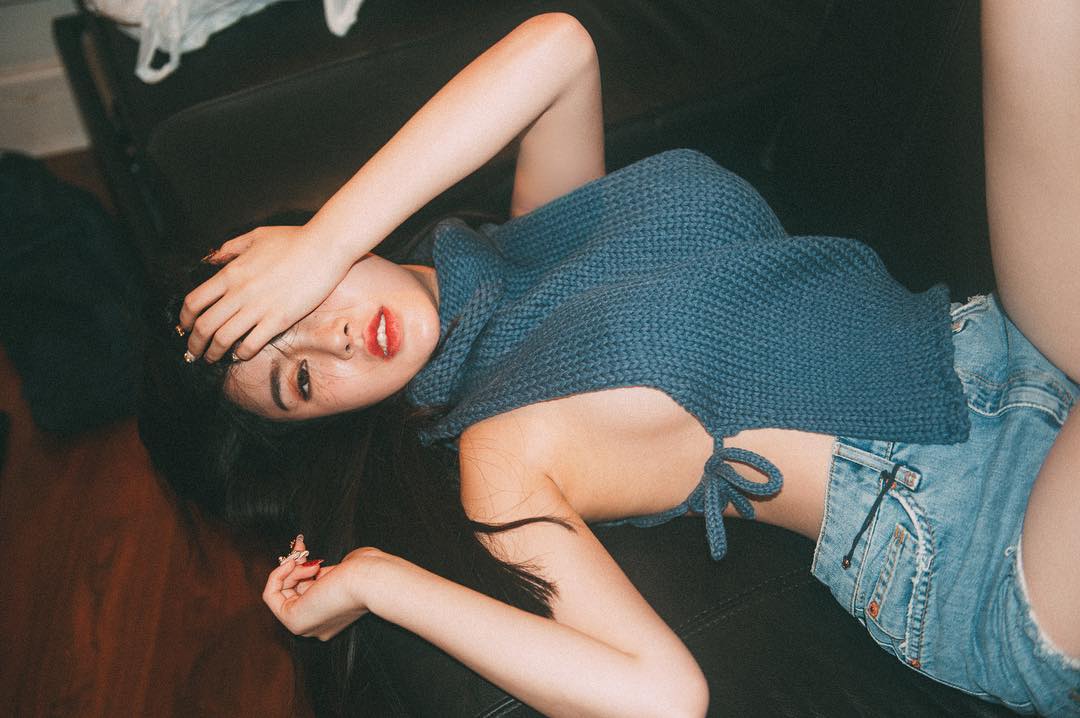 “Tiên nữ tắm hồ” gây bão với gu mặc "hở không hư" - 4