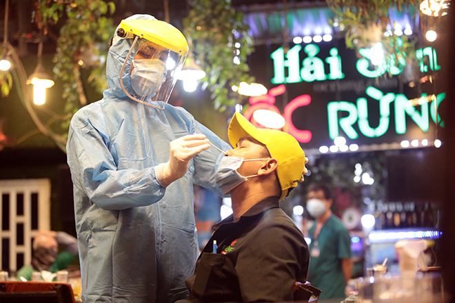 Đang ngồi nhậu, nhiều người bất ngờ được lấy mẫu xét nghiệm tầm soát COVID-19 - 10