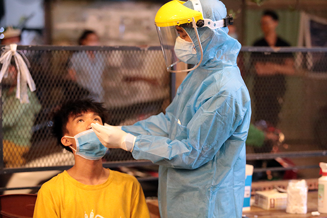 Đang ngồi nhậu, nhiều người bất ngờ được lấy mẫu xét nghiệm tầm soát COVID-19 - 11