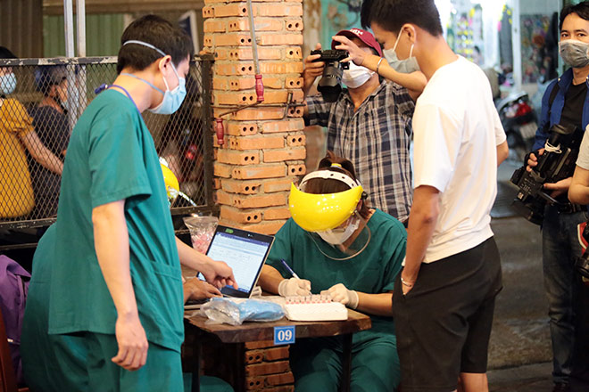 Đang ngồi nhậu, nhiều người bất ngờ được lấy mẫu xét nghiệm tầm soát COVID-19 - 12