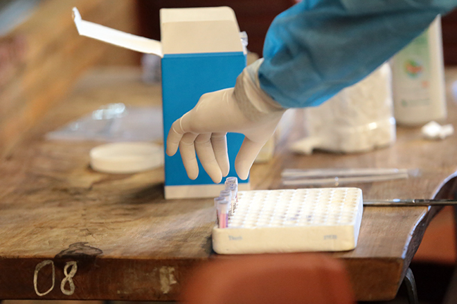 Đang ngồi nhậu, nhiều người bất ngờ được lấy mẫu xét nghiệm tầm soát COVID-19 - 13