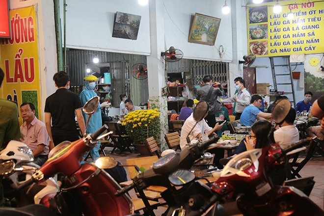 Đang ngồi nhậu, nhiều người bất ngờ được lấy mẫu xét nghiệm tầm soát COVID-19 - 2