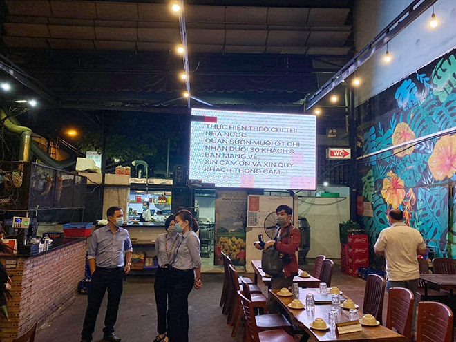 Đang ngồi nhậu, nhiều người bất ngờ được lấy mẫu xét nghiệm tầm soát COVID-19 - 3