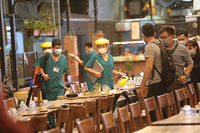 Đang ngồi nhậu, nhiều người bất ngờ được lấy mẫu xét nghiệm tầm soát COVID-19 - 4