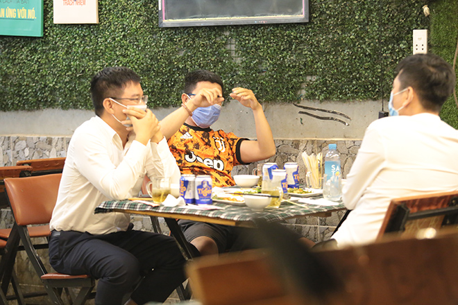 Đang ngồi nhậu, nhiều người bất ngờ được lấy mẫu xét nghiệm tầm soát COVID-19 - 6