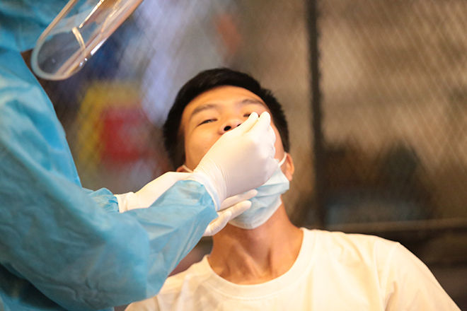 Đang ngồi nhậu, nhiều người bất ngờ được lấy mẫu xét nghiệm tầm soát COVID-19 - 7