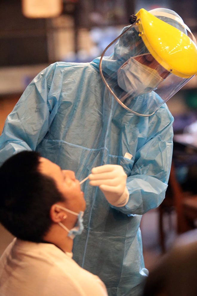 Đang ngồi nhậu, nhiều người bất ngờ được lấy mẫu xét nghiệm tầm soát COVID-19 - 9