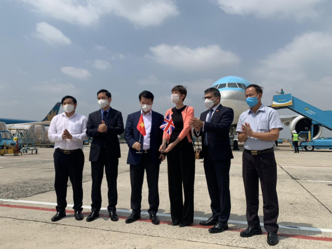 NÓNG: Lô vắc-xin ngừa Covid-19 đầu tiên về đến sân bay Tân Sơn Nhất - 3