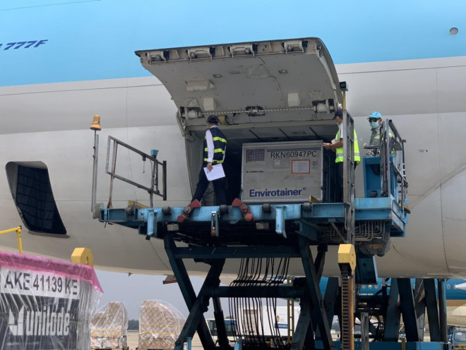 NÓNG: Lô vắc-xin ngừa Covid-19 đầu tiên về đến sân bay Tân Sơn Nhất - 4