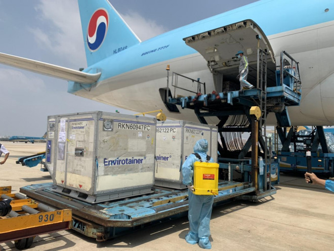 NÓNG: Lô vắc-xin ngừa Covid-19 đầu tiên về đến sân bay Tân Sơn Nhất - 5