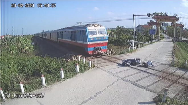 CLIP: Thót tim với 13 giây sinh tử của người đàn ông trước mũi tàu SE4 - 2