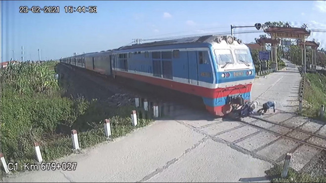 CLIP: Thót tim với 13 giây sinh tử của người đàn ông trước mũi tàu SE4 - 3