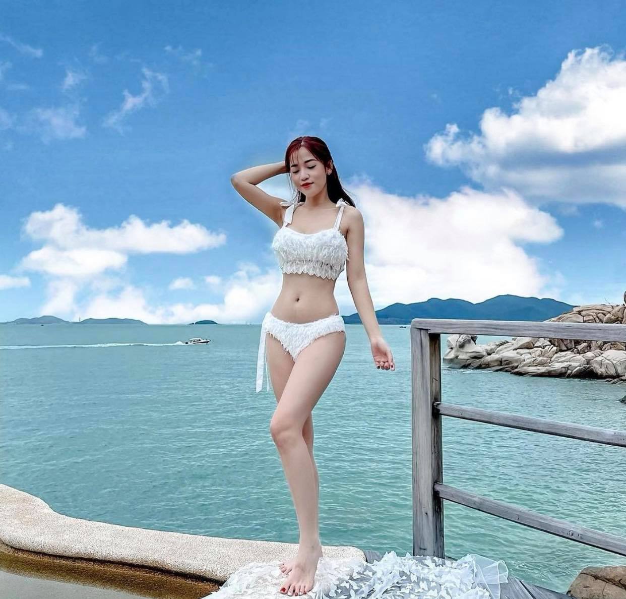 "Đệ nhất ngực đẹp làng hài" chẳng những có vòng 1 khủng, mà còn có vòng 2 mini - 3