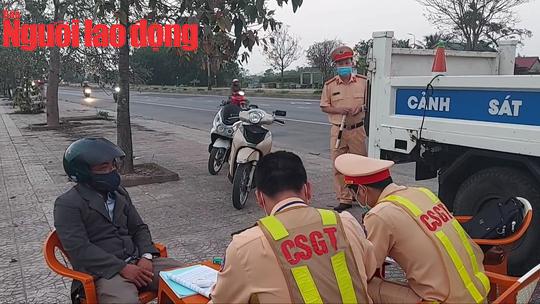 CLIP: Người đàn ông từ chối đo nồng độ cồn, gọi điện thoại đọc số hiệu và tên CSGT cho "người bí ẩn" - 2