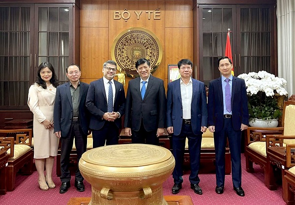 Bộ Y tế thông tin thêm về lô vắc-xin phòng COVID-19 đầu tiên về đến Việt Nam - 1