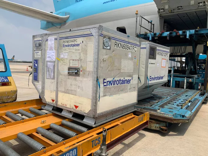 NÓNG: Lô vắc-xin ngừa Covid-19 đầu tiên về đến sân bay Tân Sơn Nhất - 6