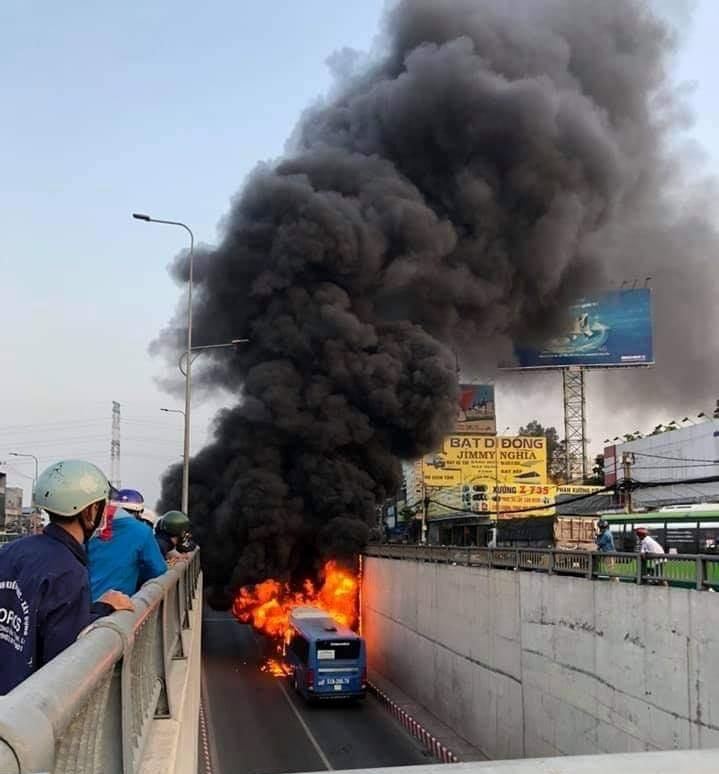 TP.HCM: Xe buýt bốc cháy dữ dội trong hầm chui An Sương - 2