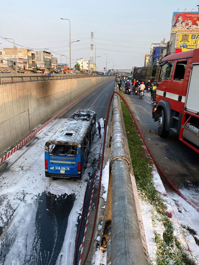 TP.HCM: Xe buýt bốc cháy dữ dội trong hầm chui An Sương - 3