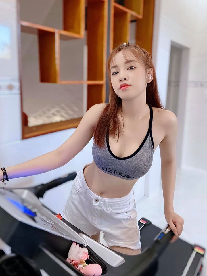 "Đệ nhất ngực đẹp làng hài" chẳng những có vòng 1 khủng, mà còn có vòng 2 mini - 6