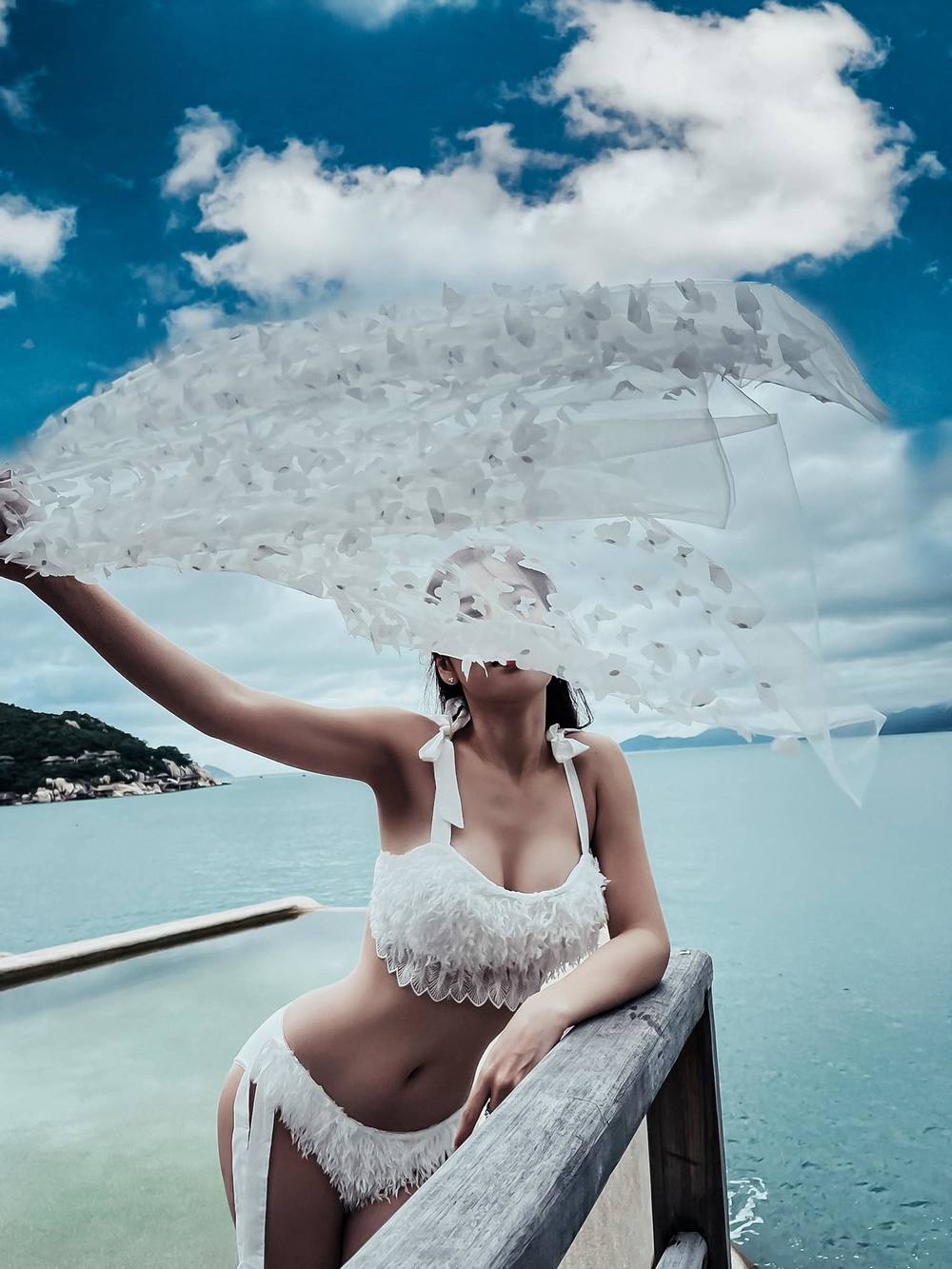 "Đệ nhất ngực đẹp làng hài" chẳng những có vòng 1 khủng, mà còn có vòng 2 mini - 4