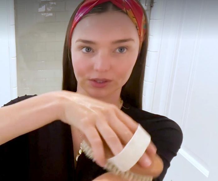 Trào lưu chải khô cơ thể giống Miranda Kerr: Chải tới đâu da mịn tới đó - 3