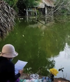 Rơi xuống hồ nước trong quán nhậu, bé trai tử vong thương tâm - 1