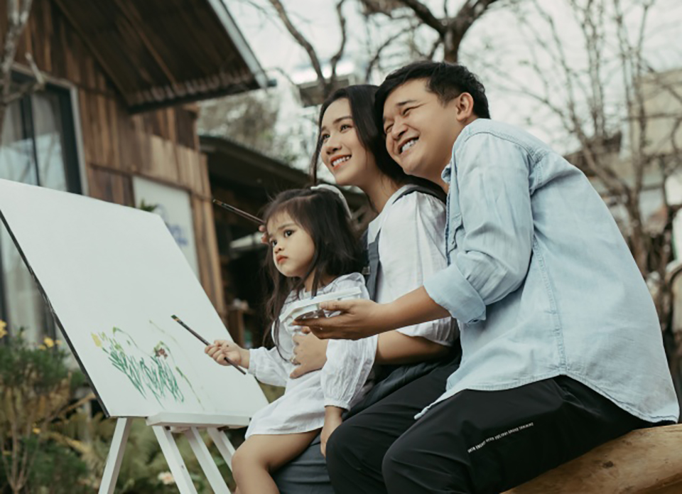 Nữ diễn viên giúp chàng trai nghèo vì gia đình phá sản trở thành "đạo diễn trăm tỷ" là ai? - 1