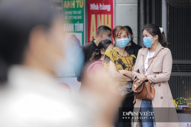 Hà Nội: Công an gác cổng, người dân lập bàn lễ và vái vọng trước cổng đền chùa - 7