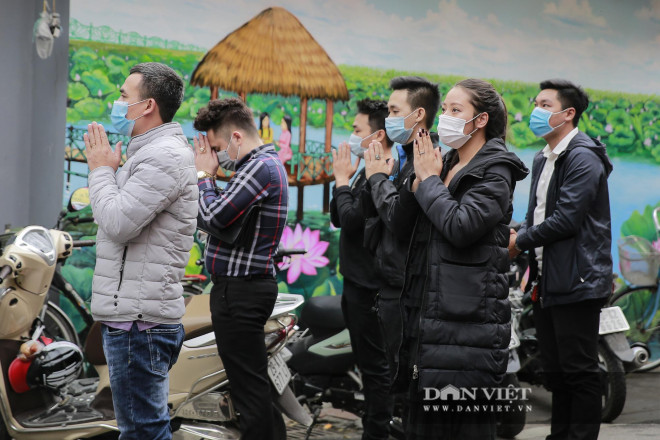 Hà Nội: Công an gác cổng, người dân lập bàn lễ và vái vọng trước cổng đền chùa - 6