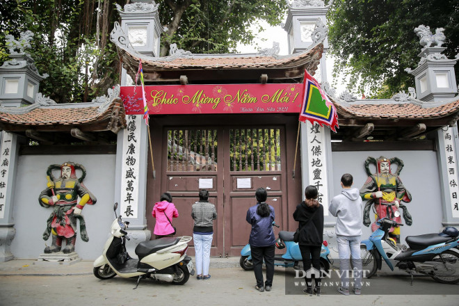Hà Nội: Công an gác cổng, người dân lập bàn lễ và vái vọng trước cổng đền chùa - 8