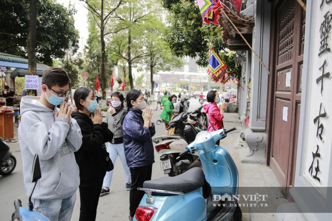 Hà Nội: Công an gác cổng, người dân lập bàn lễ và vái vọng trước cổng đền chùa - 9