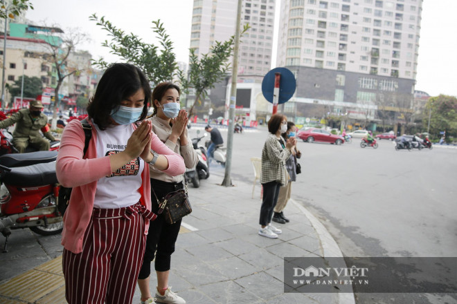 Hà Nội: Công an gác cổng, người dân lập bàn lễ và vái vọng trước cổng đền chùa - 10