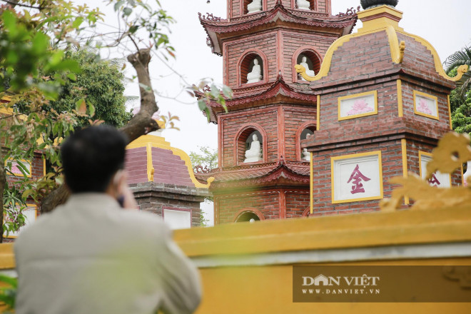 Hà Nội: Công an gác cổng, người dân lập bàn lễ và vái vọng trước cổng đền chùa - 12