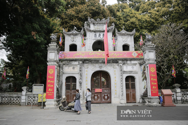 Hà Nội: Công an gác cổng, người dân lập bàn lễ và vái vọng trước cổng đền chùa - 13