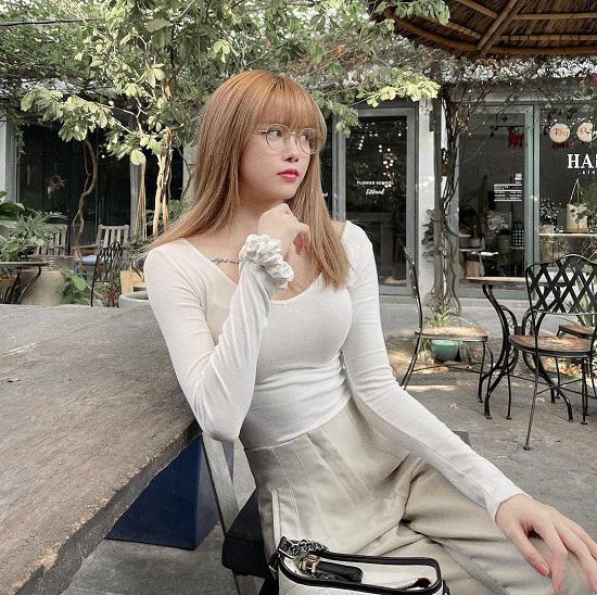 Thiều Bảo Trâm diện áo "kín cổng cao tường" vẫn khoe trọn eo thon, vòng 1 căng tràn - 2