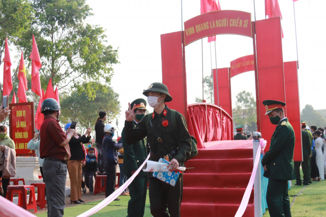 Nữ tân binh: "Nghĩa vụ bảo vệ Tổ quốc không chỉ của riêng nam giới" - 6