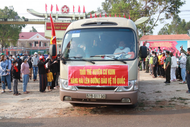 Nữ tân binh: "Nghĩa vụ bảo vệ Tổ quốc không chỉ của riêng nam giới" - 11