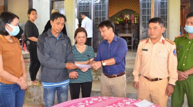 Tiếng khóc bi ai trong đám tang nữ sinh bị ô tô tông tử vong ở Quảng Trị - 2