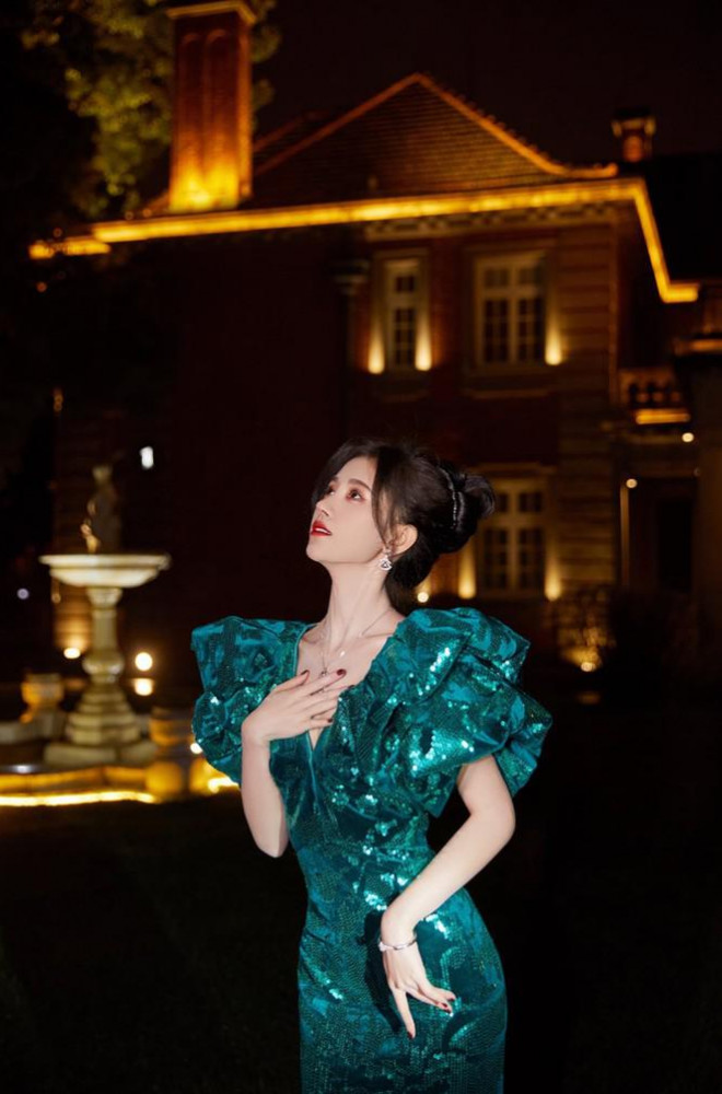 Địch Lệ Nhiệt Ba, ‘mỹ nữ 4000 năm’ gây chao đảo đêm hội Weibo vì nhan sắc tựa nữ thần - 4