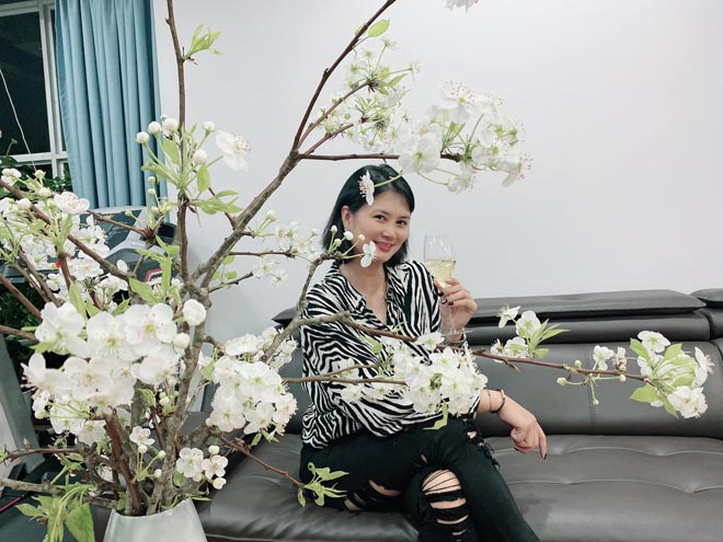 Người đẹp bóng chuyền Kim Huệ xinh tươi bên hoa lê, Linh Chi có giải nghệ lấy chồng? - 1