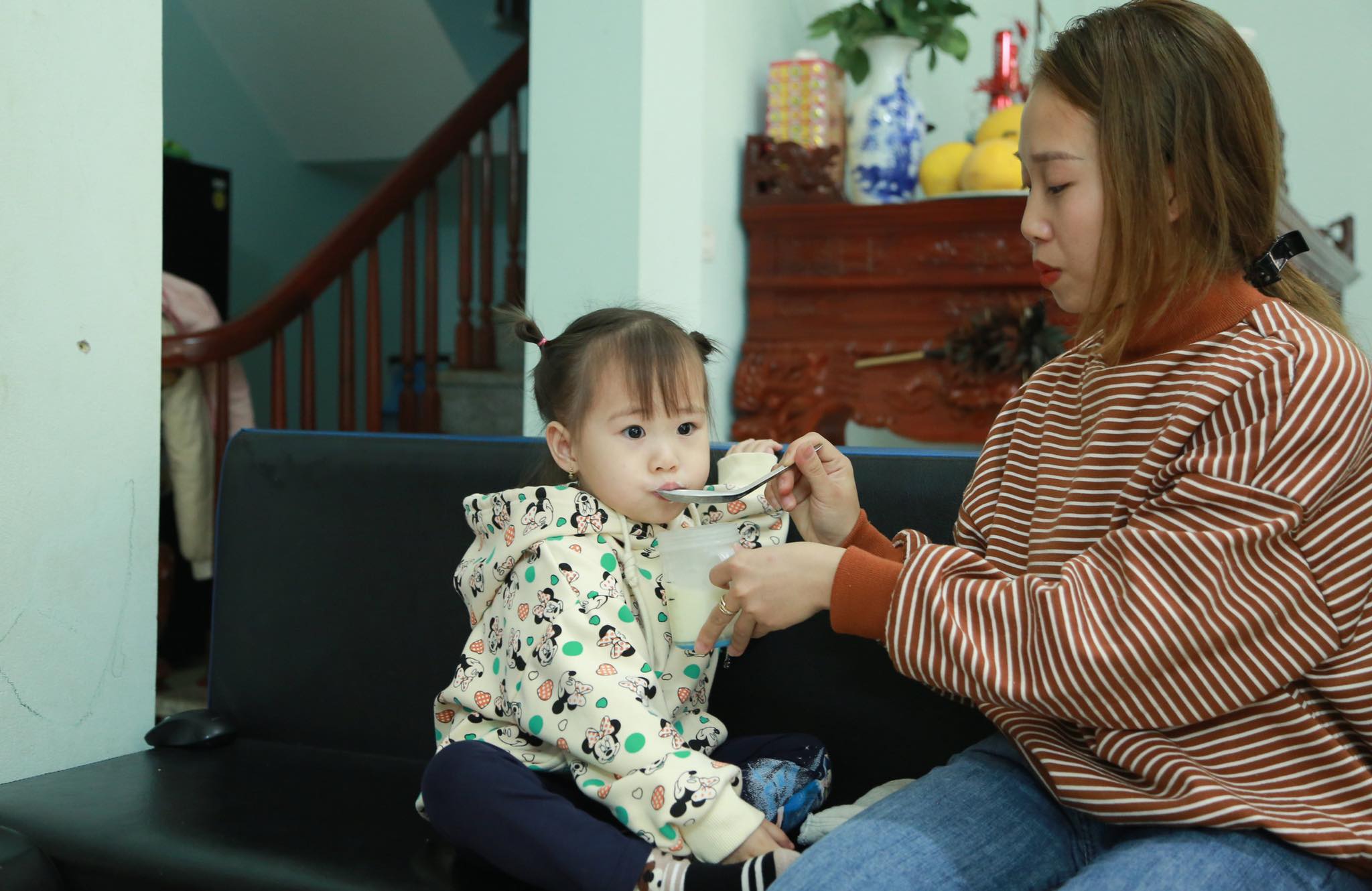 Vợ tài xế cứu bé gái 3 tuổi: “Chồng tôi nói, ai rơi vào hoàn cảnh đó đều làm như vậy” - 1