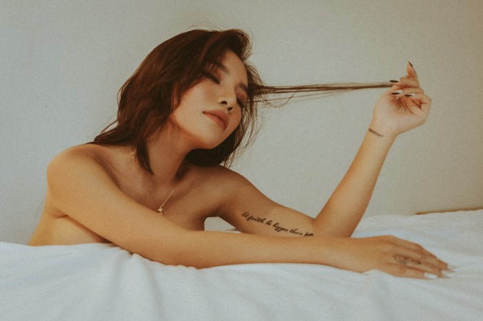 10 hình xăm gợi cảm của Quán quân Giọng hát Việt, đắt đỏ nhất là ở vị trí "hiểm" - 2