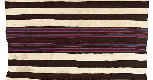Chiếc chăn hiệu Navajo (loại chăn được dệt từ vải chất lượng tốt) từng được bà dùng trải ở hiên nhà khi mèo đẻ và không ai biết giá trị của nó.
