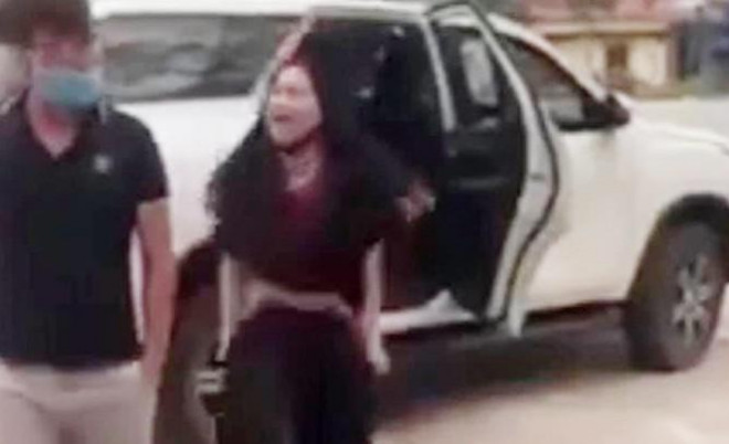 Người phụ nữ lột đồ chửi bới trước cổng đền Cuông làm đơn tố cáo "bị xúc phạm"