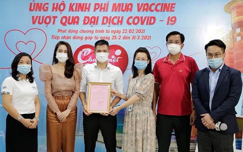 Thủy Tiên - Công Vinh góp kinh phí mua Vaccine Covid-19, dân mạng phản ứng bất ngờ - 1