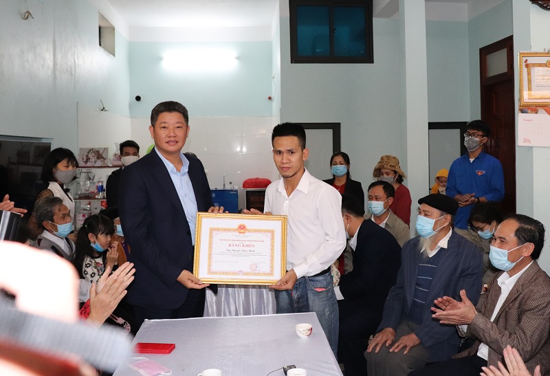 Bộ LĐ-TB&XH tặng bằng khen cho tài xế cứu bé gái rơi từ tầng 13 chung cư - 2