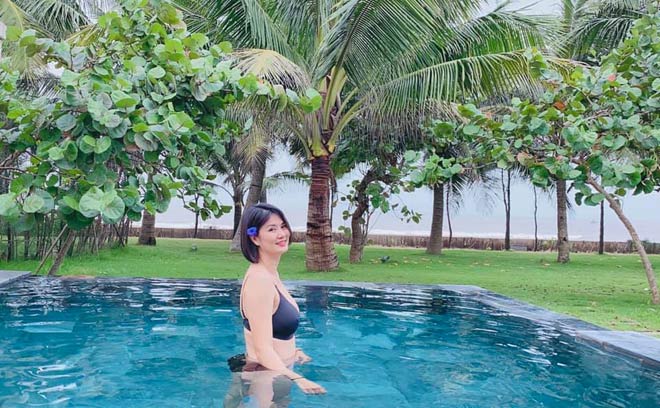 Hoa khôi bóng chuyền Kim Huệ tạo dáng với bikini, Thu Hoài "yêu người vừa ý..." - 1