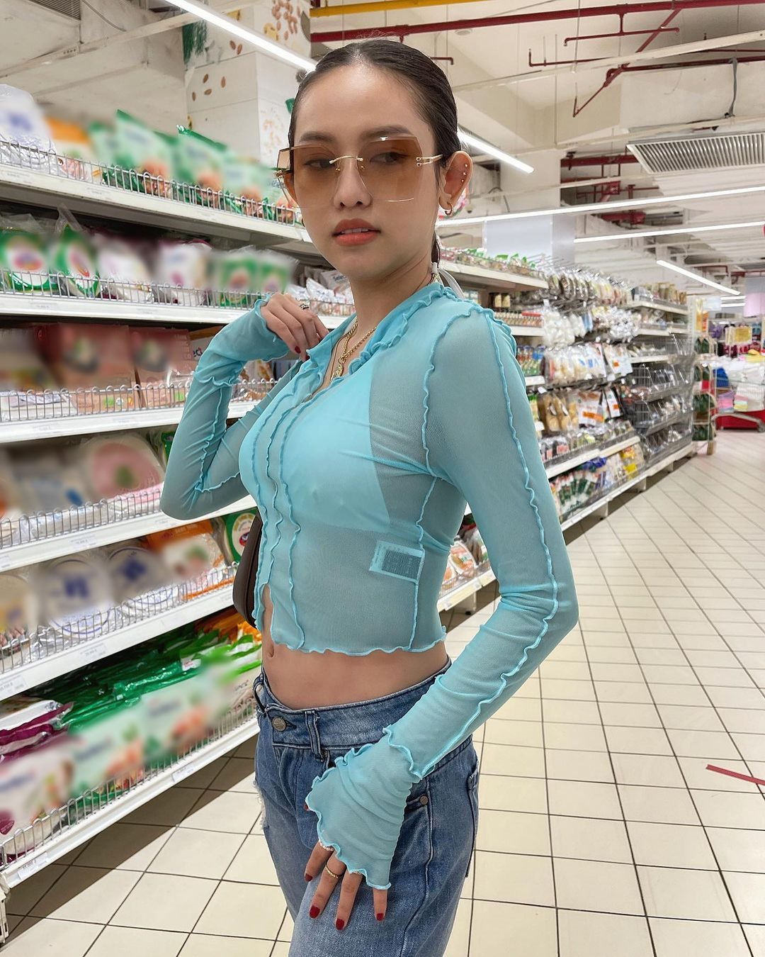 Hot girl Thuý Vi mặc đồ mỏng như cánh chuồn lộ nội y vào siêu thị - 1