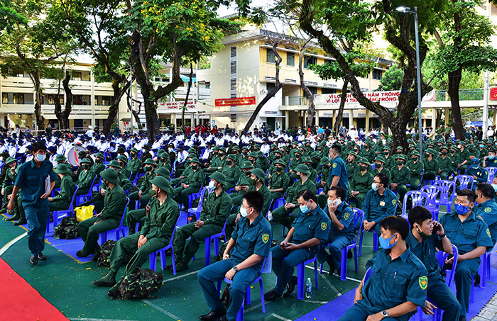 2 cô gái rạng rỡ giữa ngàn tân binh lên đường nhập ngũ - 1